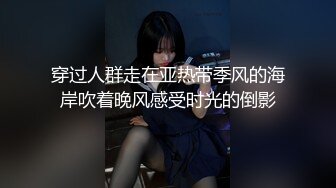 穿过人群走在亚热带季风的海岸吹着晚风感受时光的倒影